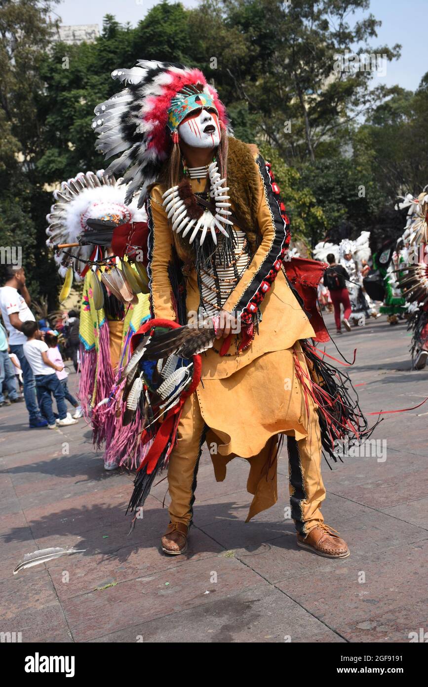 Les autochtones, appelés Concheros, sont vêtus de vêtements traditionnels pour un pèlerinage à la Villa Guadalupe à Mexico Banque D'Images