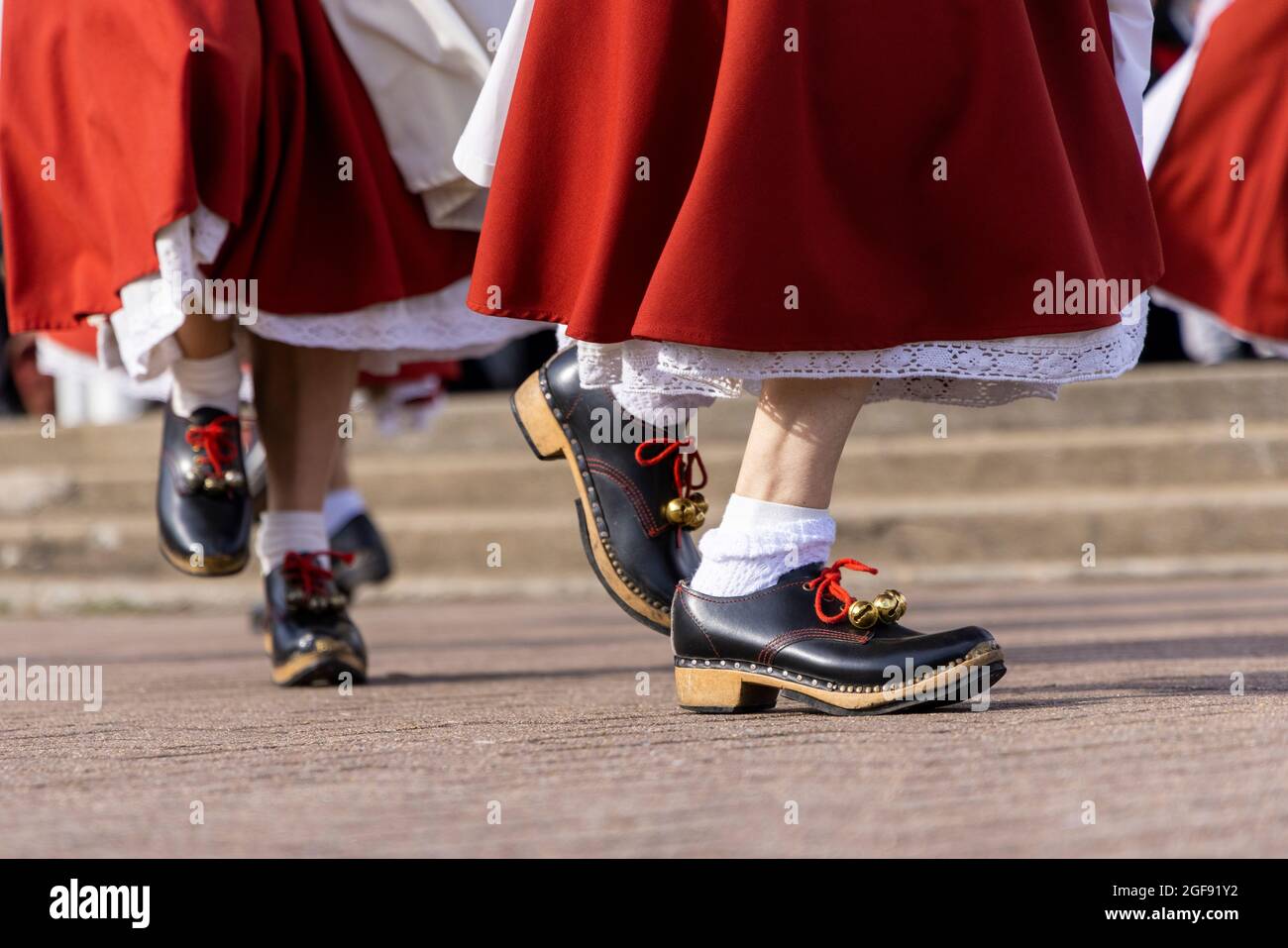 Un groupe de femmes sabots danseuses qui se produisent au kiosque pendant la semaine folklorique Broadescaliers, le 2021 août Banque D'Images