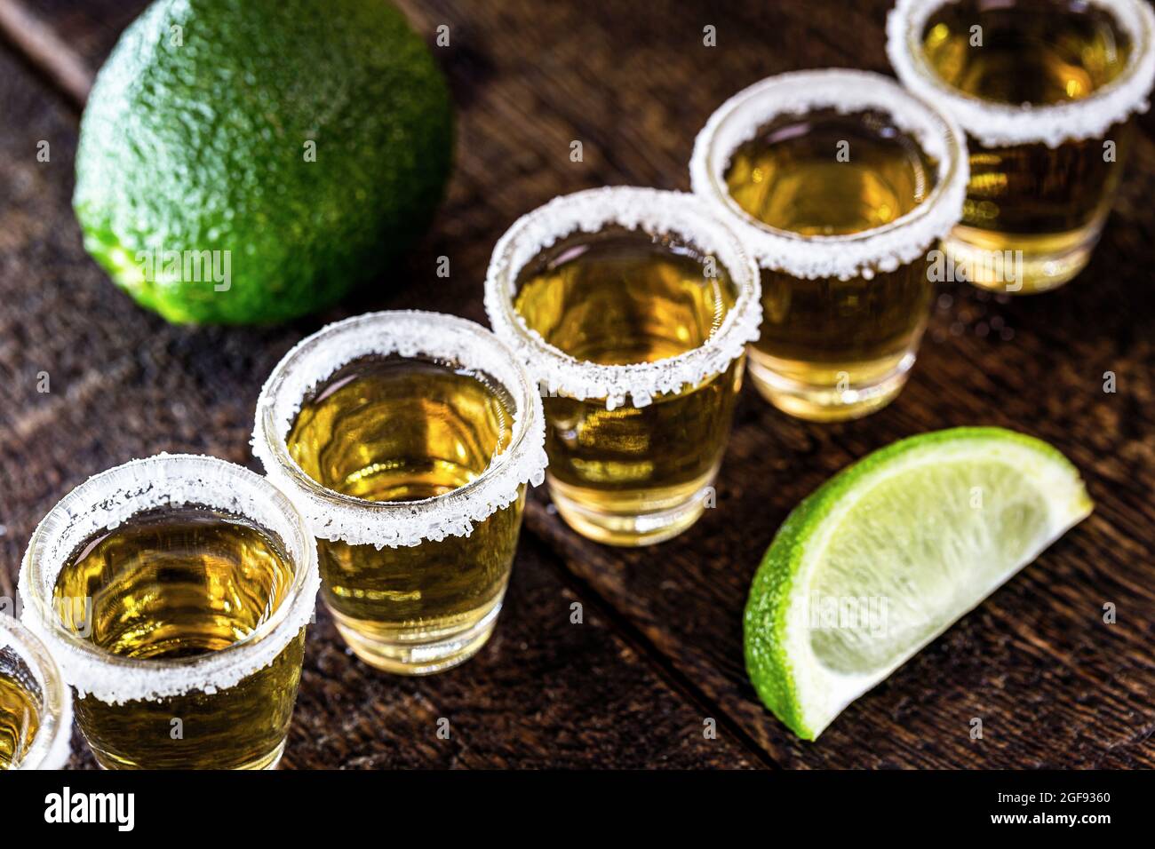 Plusieurs verres de tequila alignés, une boisson de culture mexicaine, fait  d'alcool distillé, citron, sel et agave bleu. Journée internationale de la  tequila Photo Stock - Alamy
