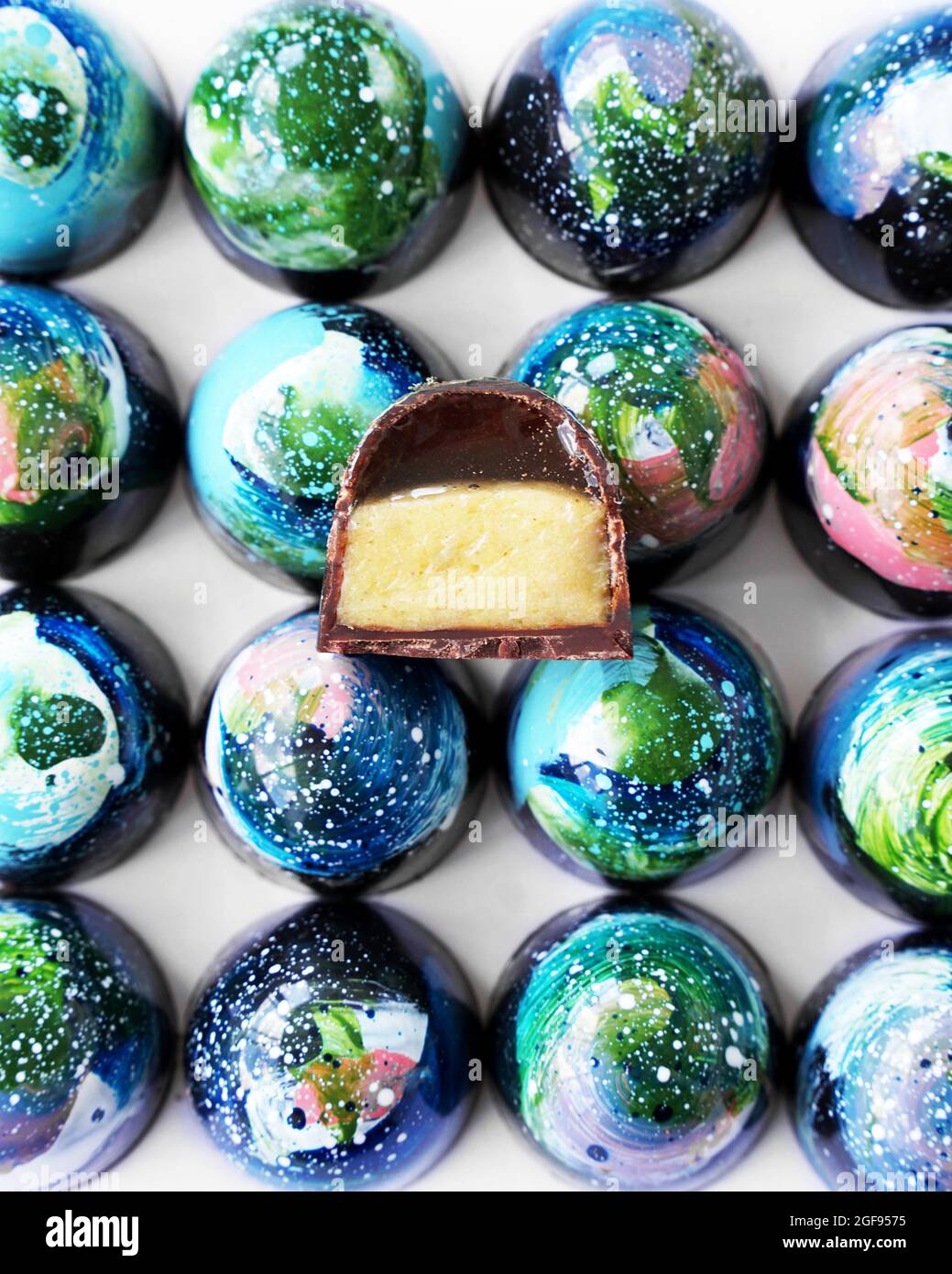 Ensemble de chocolats - motif de bonbon de couleur bleue et d'espace et un bonbon en cutaway. Confiseries artisanales. Bonbons isolés sur fond blanc Banque D'Images Ensemble de chocolats - motif de bonbon de couleur bleue et d'espace et un bonbon en cutaway. Confiseries artisanales. Bonbons isolés sur fond blanc Banque D'Images