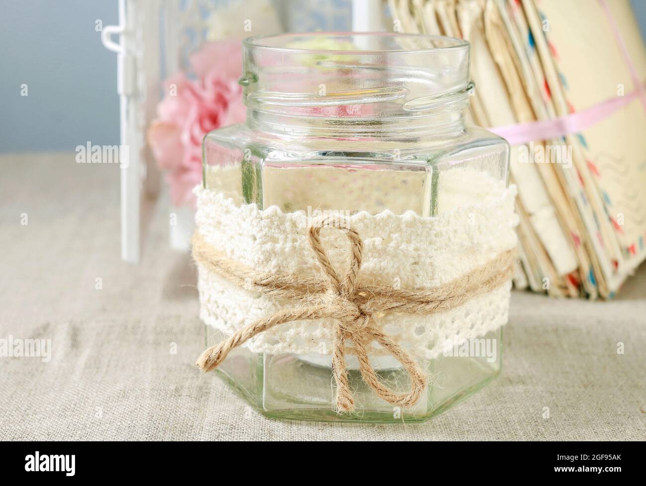 Pot en verre avec bougie à l'intérieur décoré de dentelle et de ficelle.  Décoration d'intérieur Photo Stock - Alamy