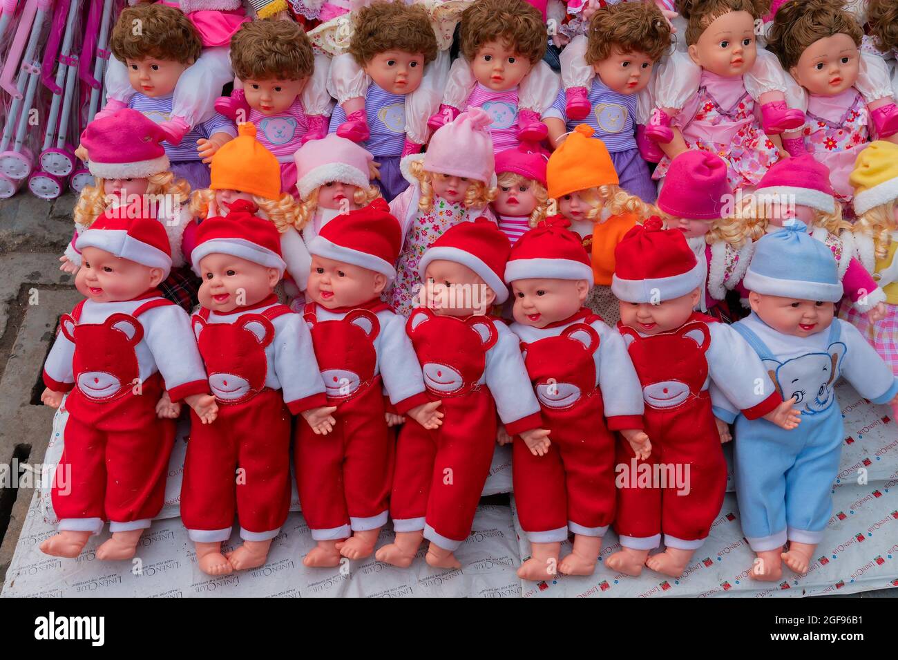 Belles Poupees De Bebe Mignonnes A Vendre Au Magasin De Detail Au Marche De Noel Nouveau Marche Kolkata Bengale Occidental Inde Photo Stock Alamy Belles Poupees De Bebe Mignonnes A Vendre Au Magasin De Detail Au Marche De Noel Nouveau Marche Kolkata Bengale Occidental Inde Photo Stock Alamy