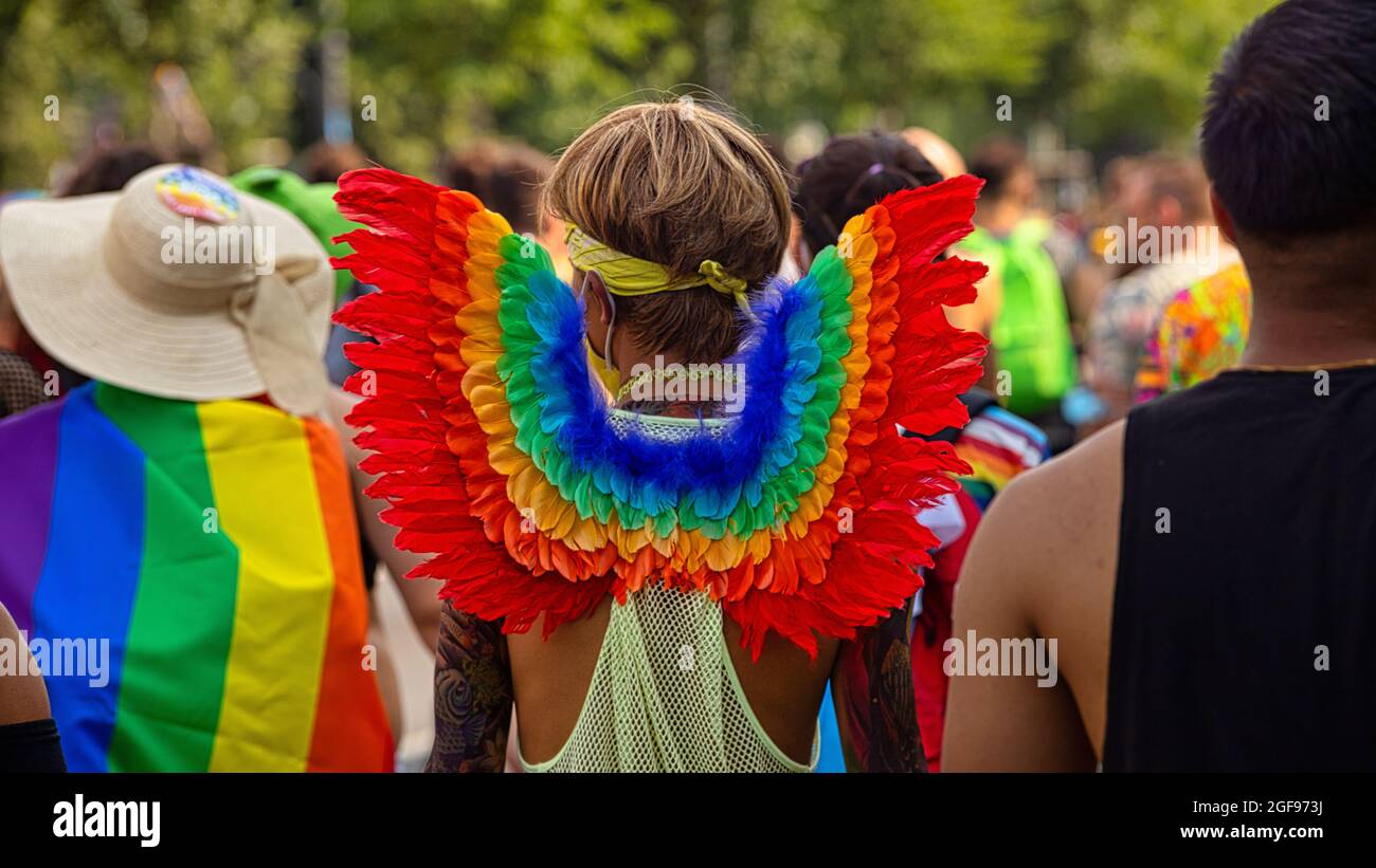 Berlin, Allemagne - 24 juillet 2021 - UN homme porte des ailes d'ange arc-en-ciel le jour de Christopher Street (CSD) Banque D'Images