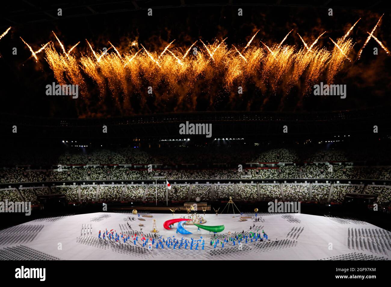 Tokyo, Japon. 2021 août 25. Cérémonie d'ouverture des Jeux paralympiques Tokyo 2020. Panorama dans le stade avec feux d'artifice crédit: Marco Ciccolella/Alay Live News Banque D'Images
