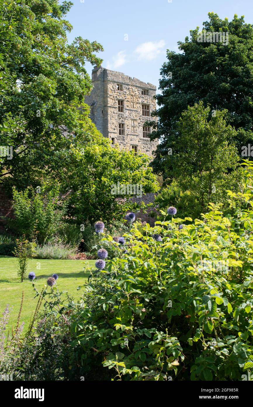 Jardin clos de Helmsley un aperçu du château Banque D'Images