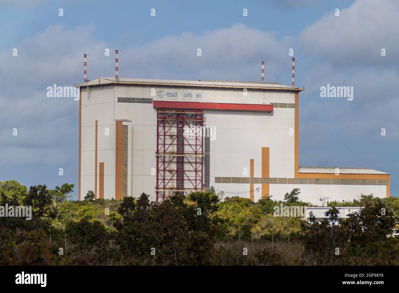 KOUROU, GUYANE FRANÇAISE - 4 AOÛT 2015 : bâtiment d'intégration de lanceur pour la fusée spatiale Ariane 5 au Centre Spatial Guyanais (Centre spatial de la Guyane) à Ko Banque D'Images