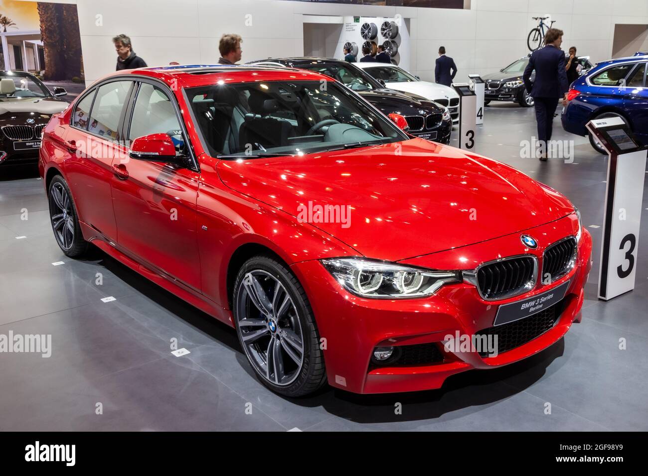 La voiture Berline BMW série 3 a été présentée au salon automobile Autosalon de Bruxelles Expo. Belgique - 12 janvier 2016 Banque D'Images