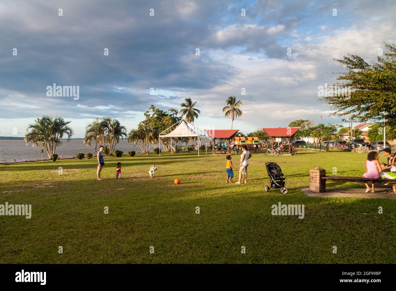 ST LAURENT DU MARONI, GUYANE FRANÇAISE - 4 AOÛT 2015 : personnes sur un parc au bord de la rivière à St Laurent du Maroni, Guyane française. Banque D'Images