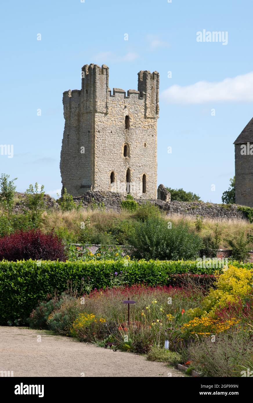 Le château d'Helmsley est visible depuis le jardin clos Banque D'Images