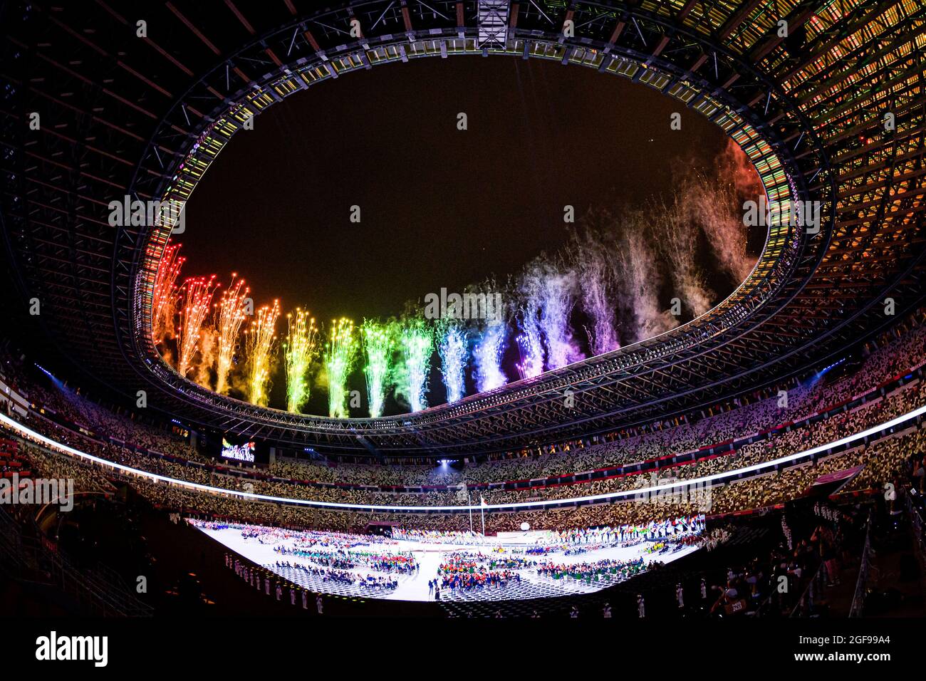 TOKYO, JAPON. 24 août 2021. Le feu d'artifice lors de la cérémonie d'ouverture des Jeux paralympiques de Tokyo en 2020 au stade olympique le mardi 24 août 2021 à TOKYO, AU JAPON. Credit: Taka G Wu/Alay Live News Banque D'Images