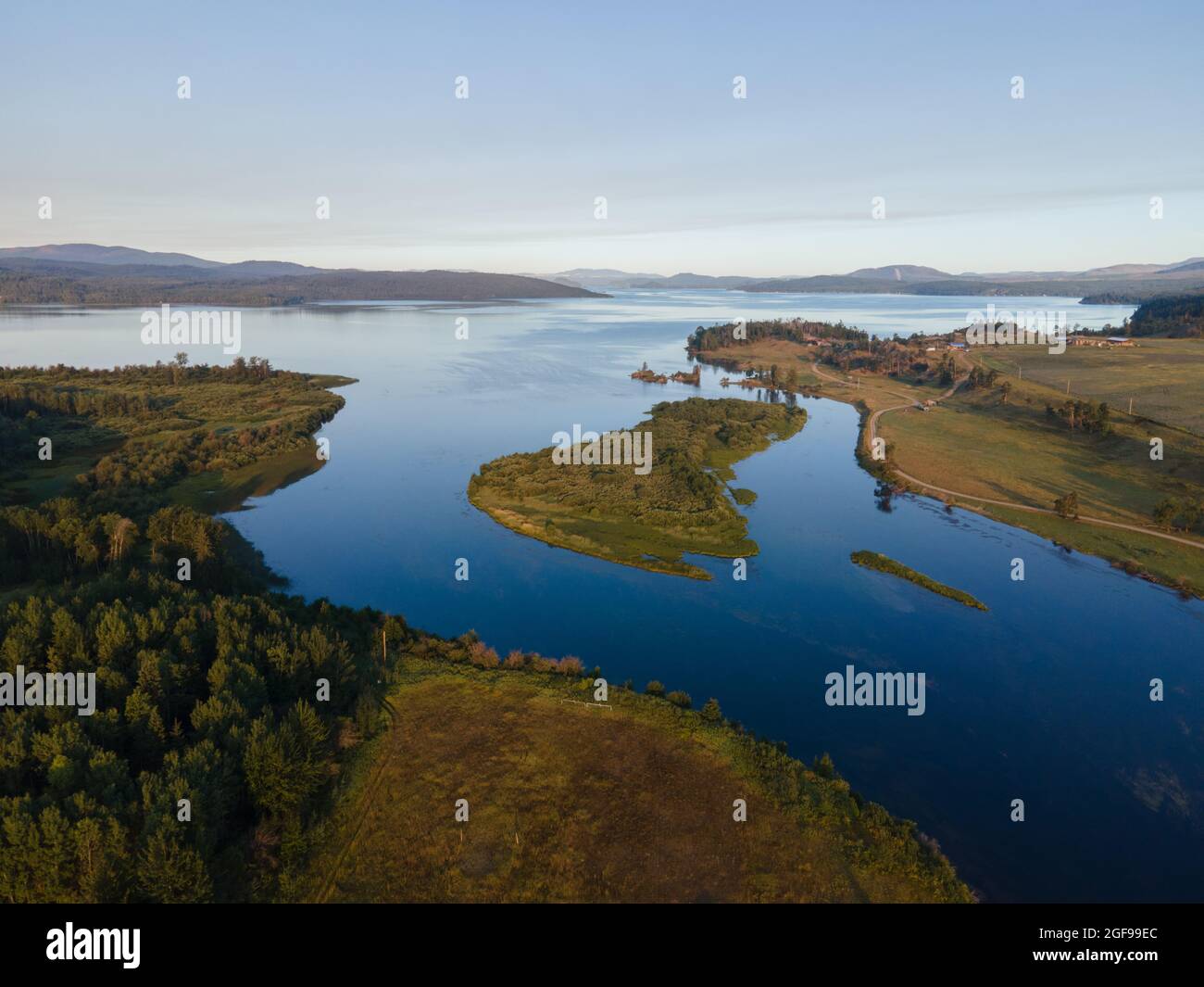 Rivière Nautley avec lac Fraser en arrière-plan. Banque D'Images