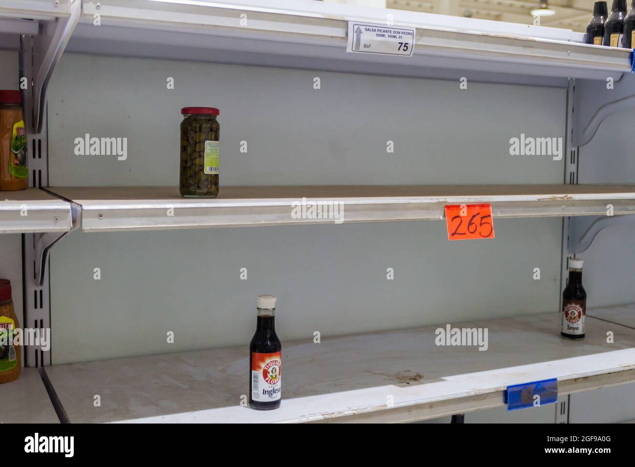 SANTA ELENA DE UAIREN, VENEZUELA - 12 AOÛT 2015 : étagères vides dans un supermarché. Les pénuries de fournitures de base sont courantes au Venezuela. Banque D'Images