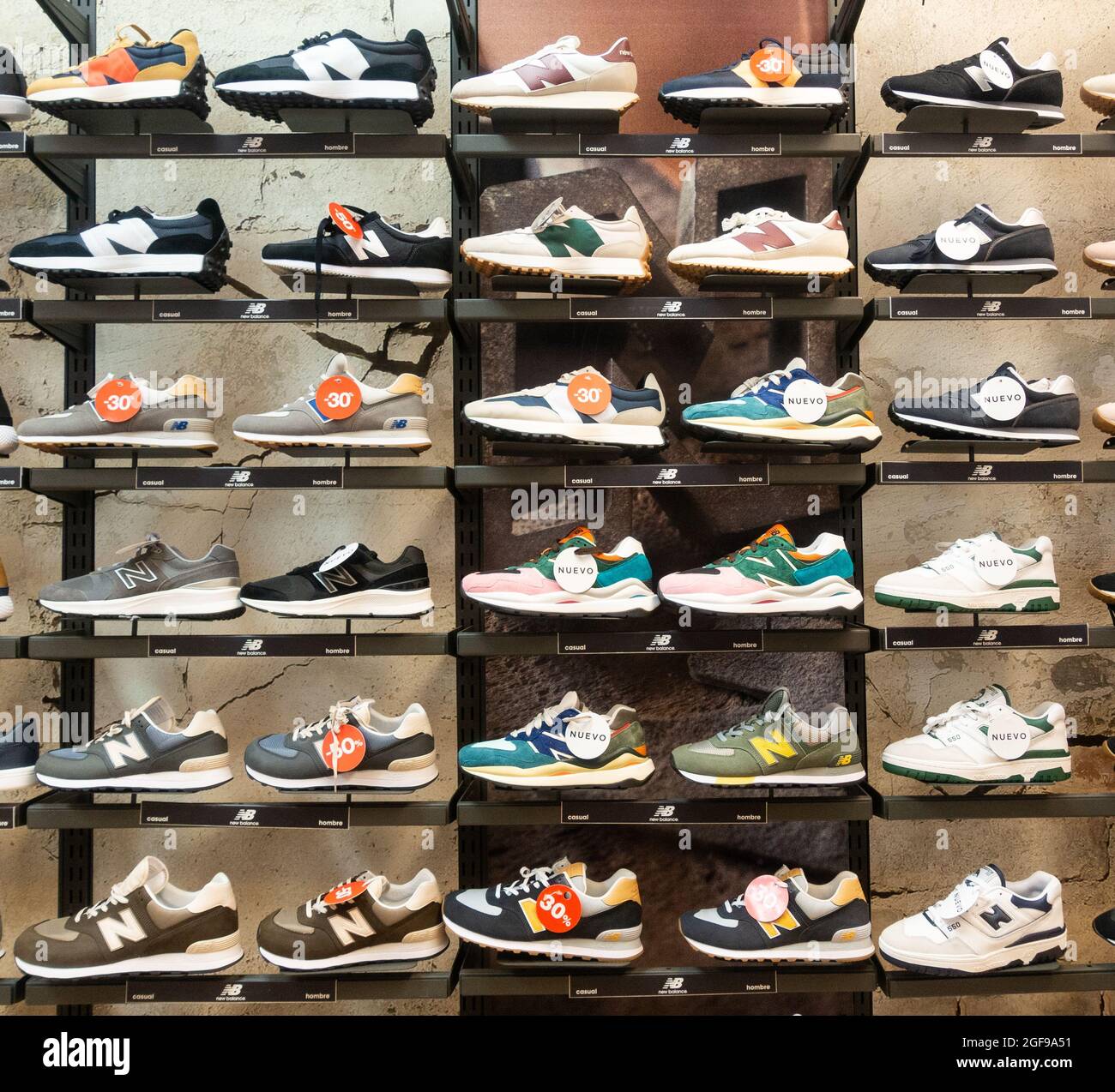 Chaussures New Balance, chaussures d'entraînement, chaussures dans un magasin de sport. Banque D'Images