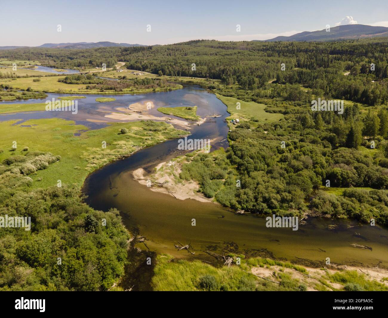 Vue de Birdeye sur la rivière Stellako, dans le lac Fraser, en Colombie-Britannique. Banque D'Images