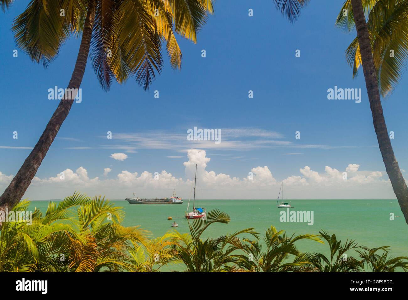Yachts ancrés par l'Ile Royale, une des îles des Iles du Salut en Guyane française. Banque D'Images