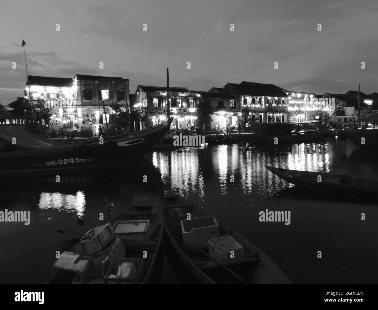 ville de hoi an au vietnam dans la nuit avec des lumières et des bateaux Banque D'Images