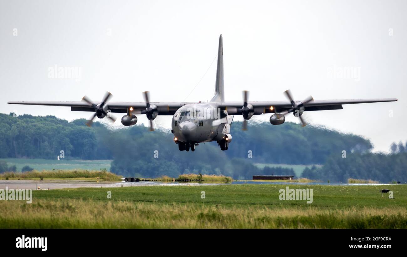 Atterrissage d'Hercules C-130 de la Force aérienne hellénique à la base aérienne de Florennes, Belgique - le 15 juin 2017 Banque D'Images