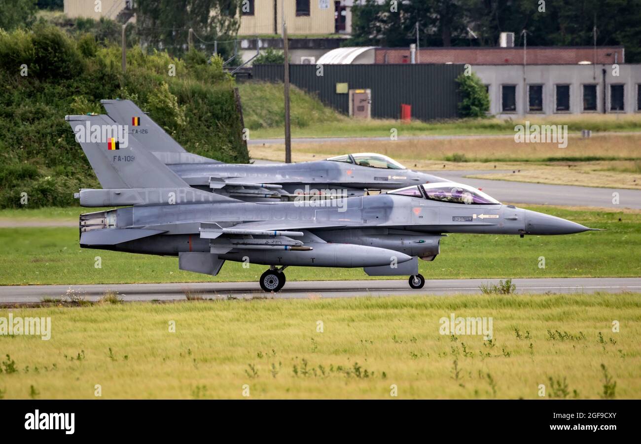 Avion de chasse F-16 de la Force aérienne belge en train de rouler sur la piste de la base aérienne de Florennes, Belgique - 15 juin 2017 Banque D'Images