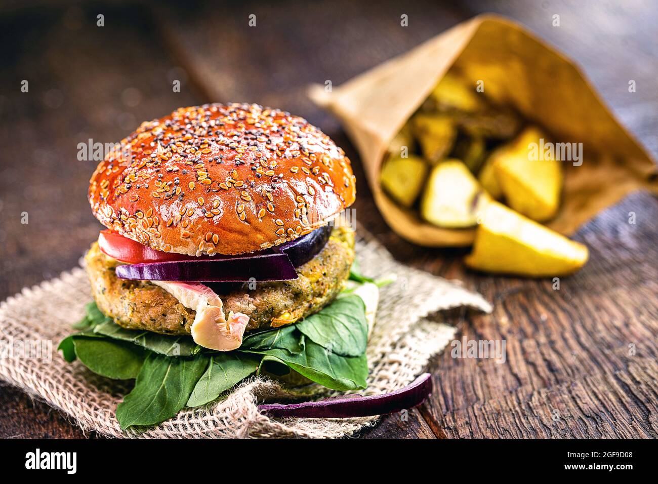 hamburger végétalien, sans viande, sandwich végétarien avec pommes de terre rustiques, nourriture végétalienne saine Banque D'Images