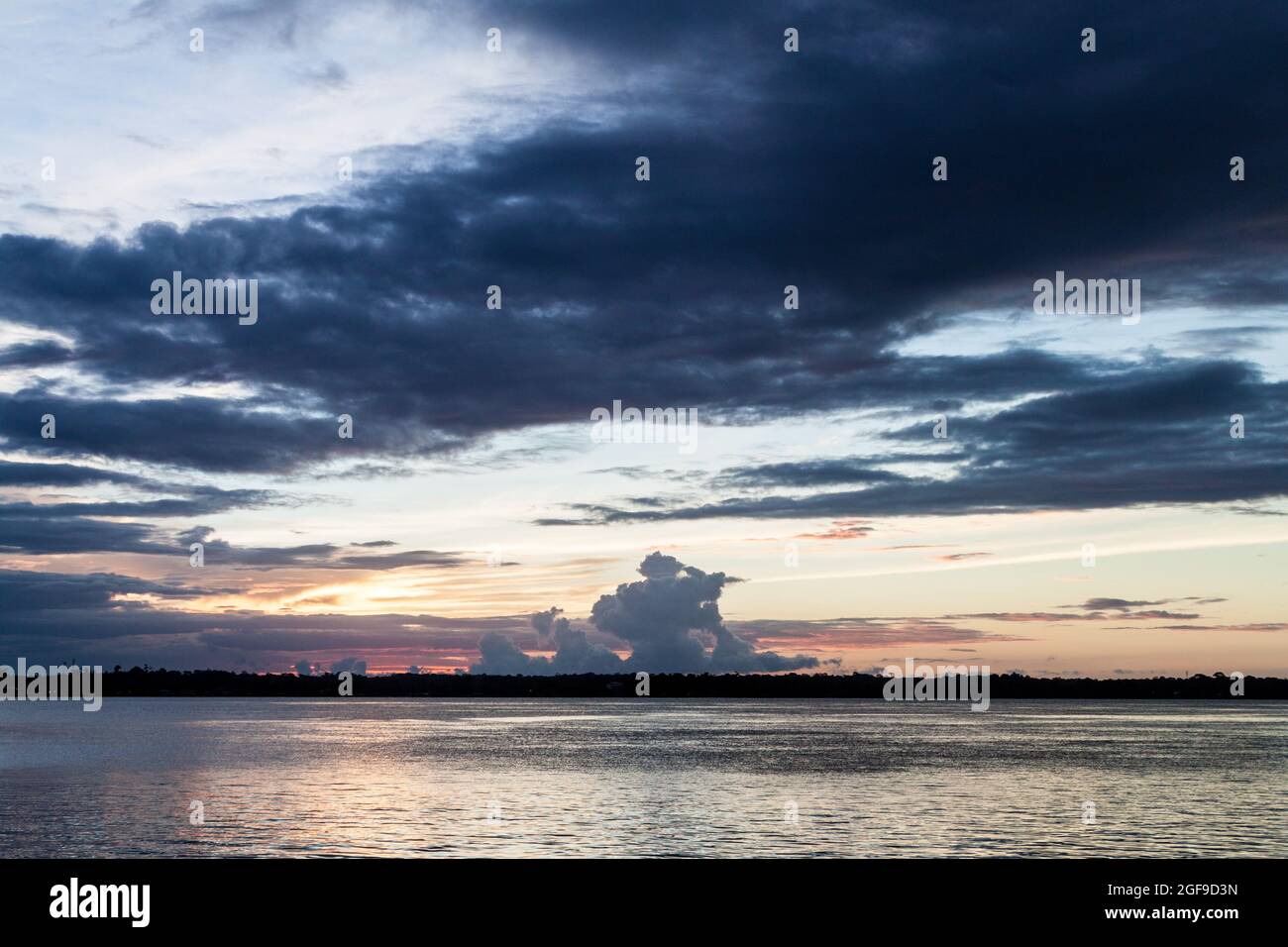 St Laurent du Maroni, Guyane française. Rivière Maroni (Marowijne) entre le Suriname et la Guyane française. Banque D'Images