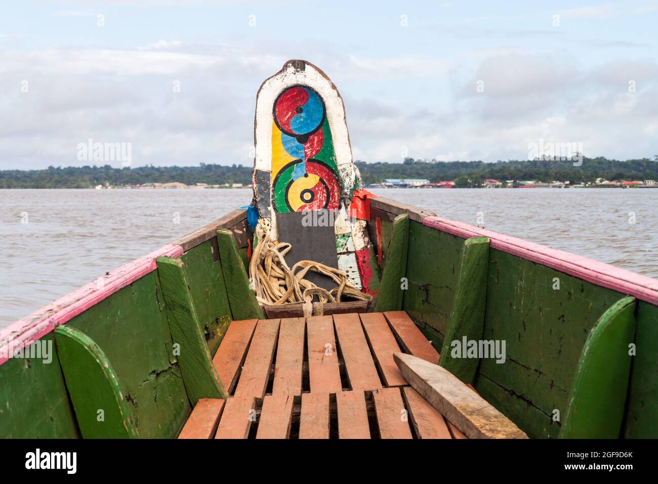Petit ferry traversant le fleuve Maroni (Marowijne) (vers le Suriname) à St Laurent du Maroni, Guyane française. Banque D'Images
