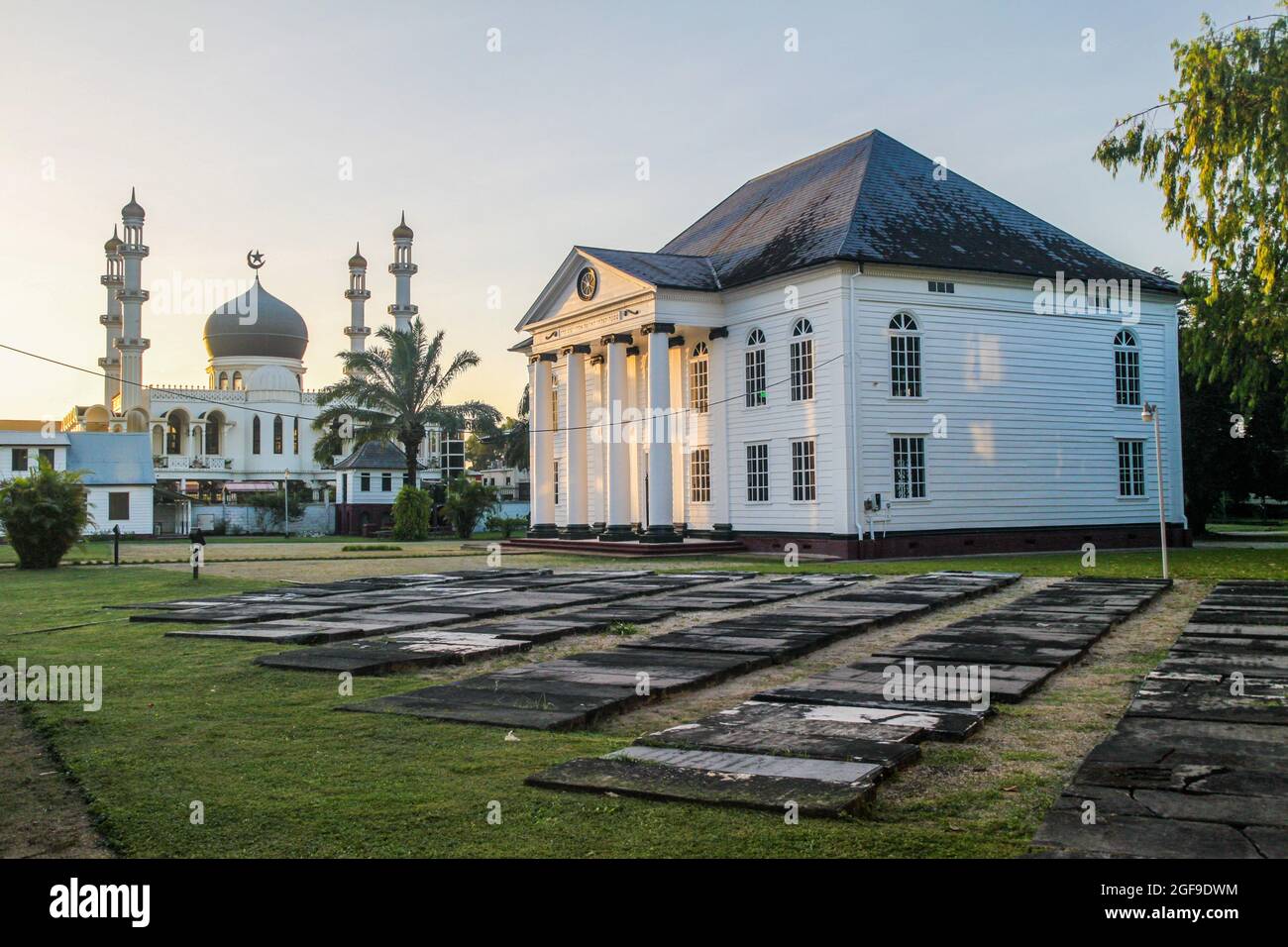 Neveh Shalom Synagogue et mosquée Kaizerstraat à Paramaribo, capitale du Suriname. Banque D'Images