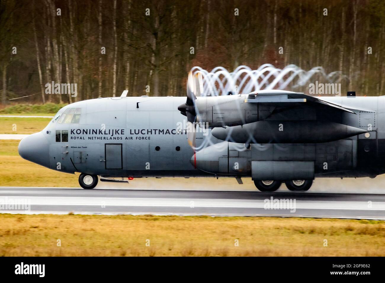 L'avion de transport Hercules de Royal Netherlands Air Force Lockheed C-130 décollage de la base aérienne d'Eindhoven. Pays-Bas - 16 mars 2021 Banque D'Images