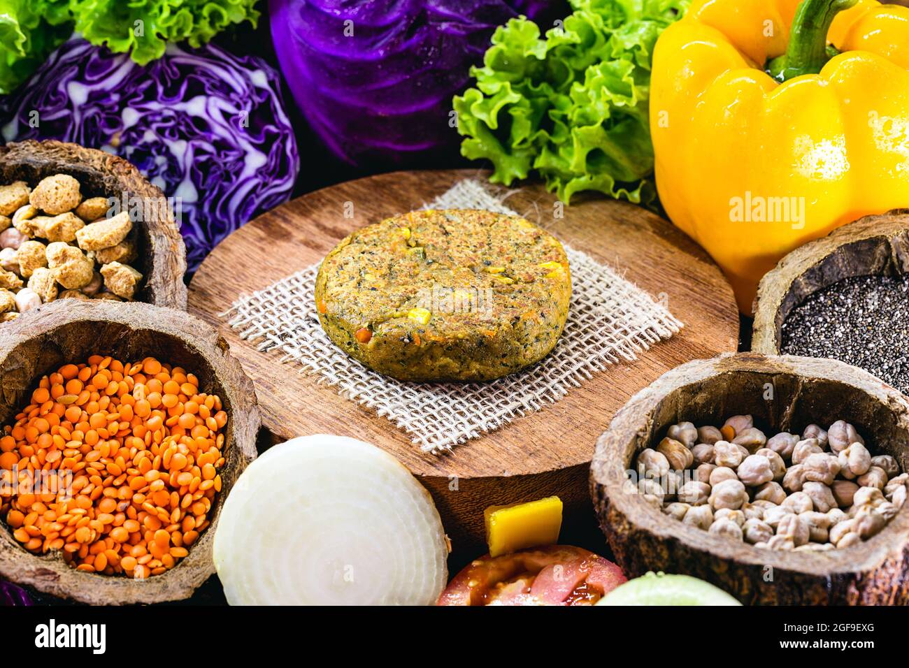 hamburger végétarien, à base de soja et de céréales, avec légumes Banque D'Images