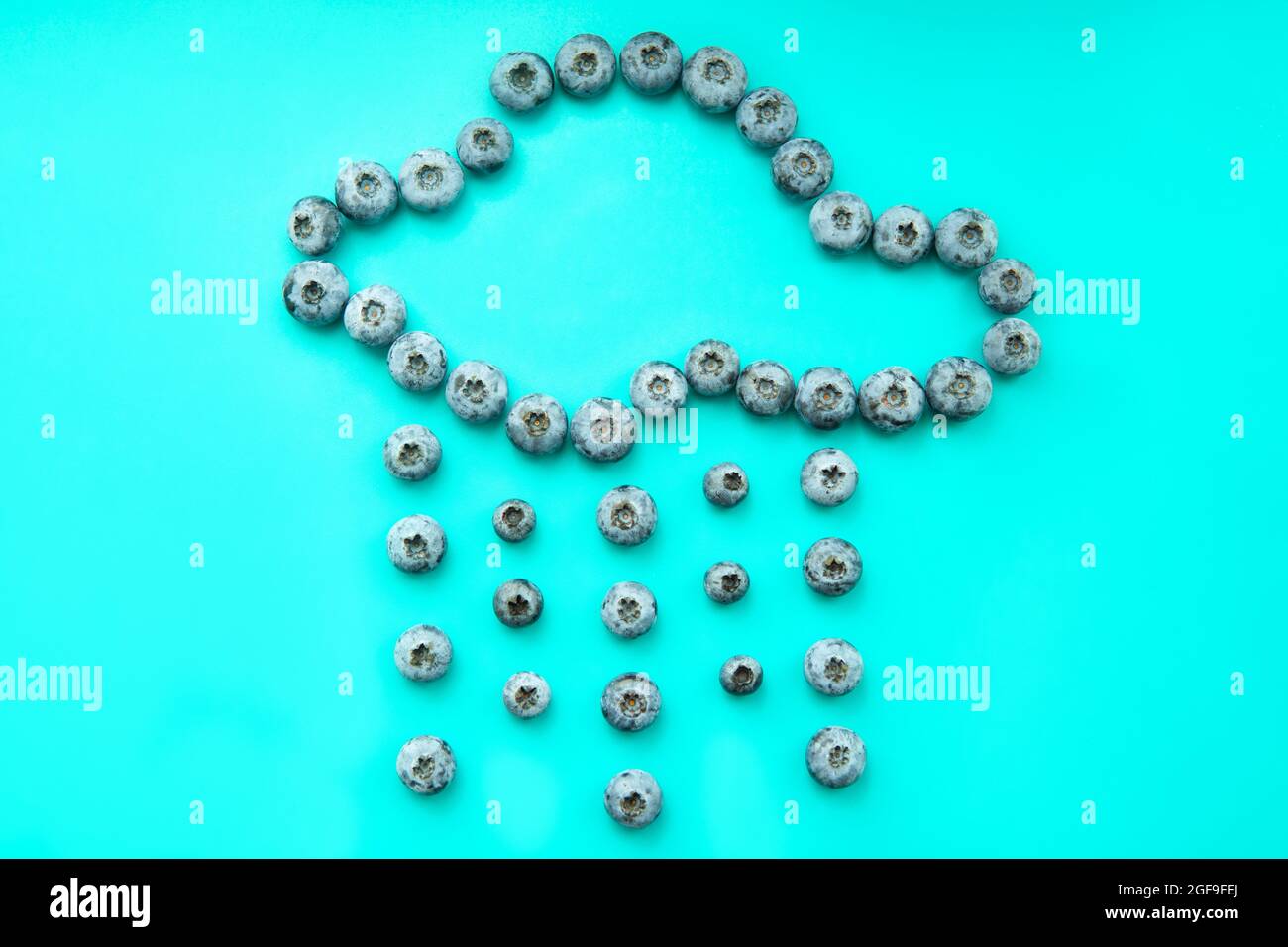 Forme de nuages creux en forme de bleuets frais sur fond bleu Banque D'Images