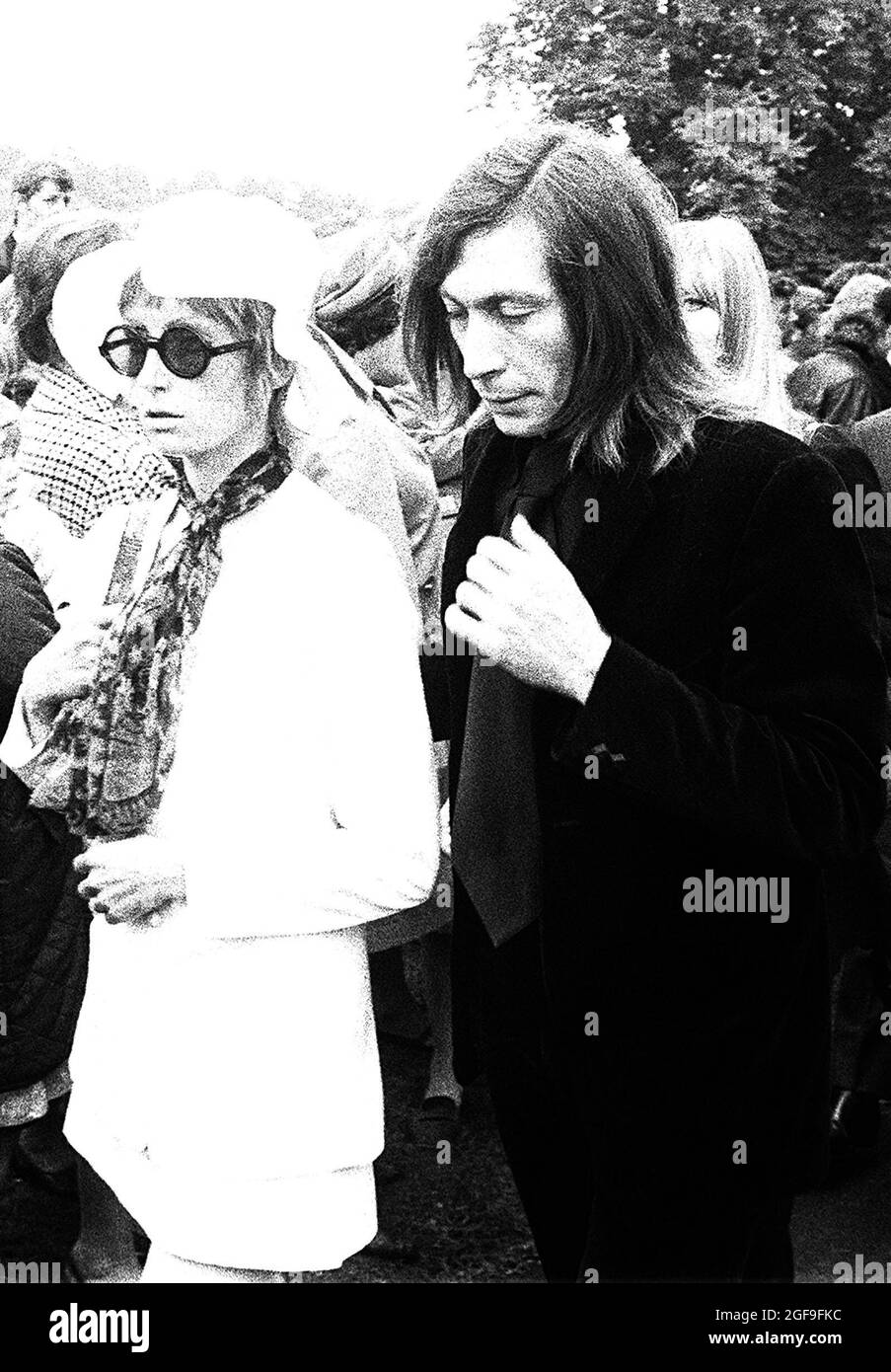 Photo du dossier datée du 10/07/69 de Charlie Watts des Rolling Stones et de son épouse Shirley au cimetière de Brian Jones. Ancien guitariste du groupe, dont les funérailles ont eu lieu à Cheltenham., Gloucestershire. Le batteur Rolling Stones Charlie Watts est décédé à l'âge de 80 ans, a déclaré Bernard Doherty, son attaché de presse londonien, à l'agence de presse de l'AP. Date de publication : le mardi 24 août 2021. Banque D'Images