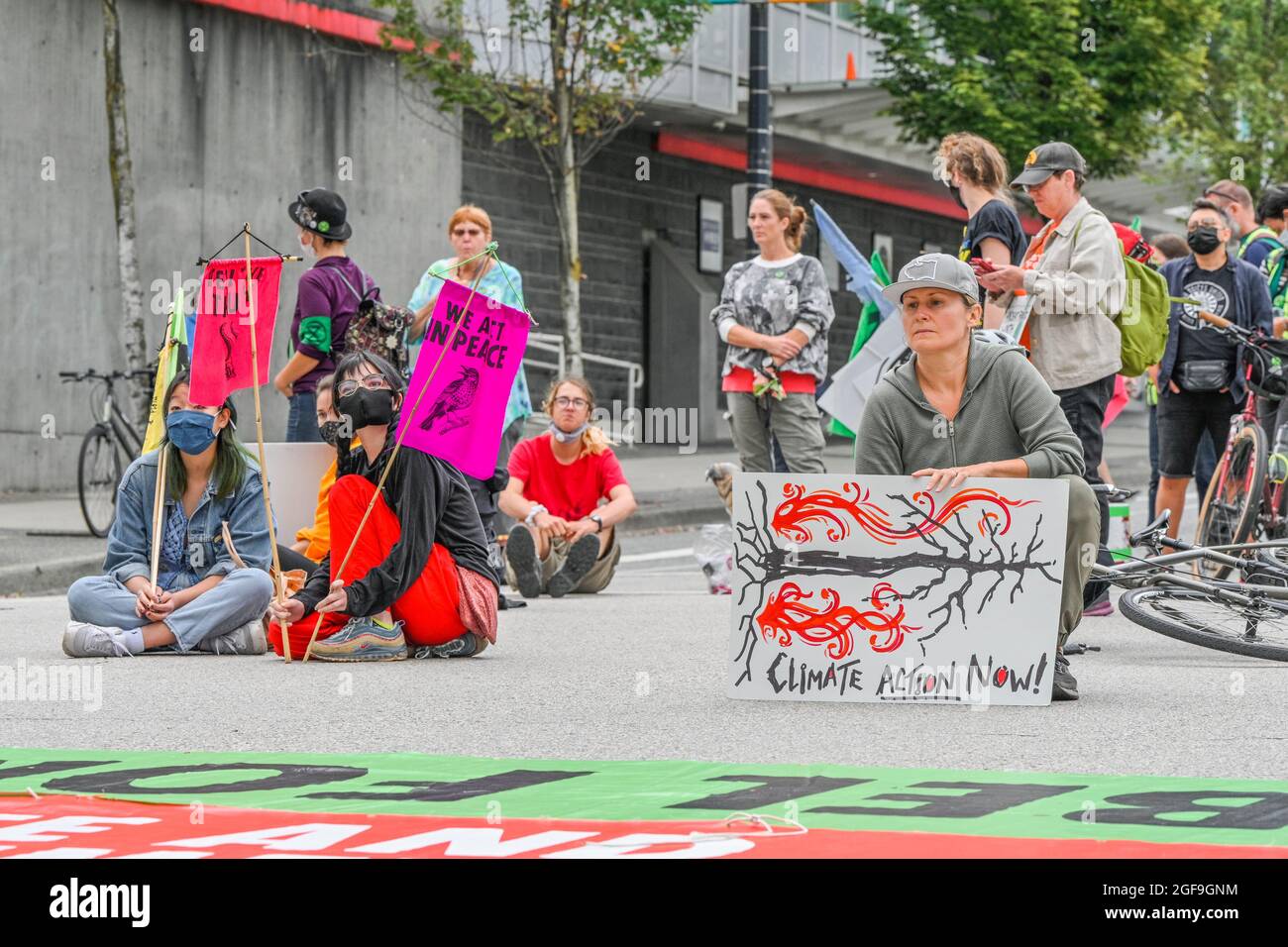 Les manifestants avec la rébellion d'extinction occupent l'intersection de Georgia et Cambie, Vancouver (Colombie-Britannique), Canada Banque D'Images