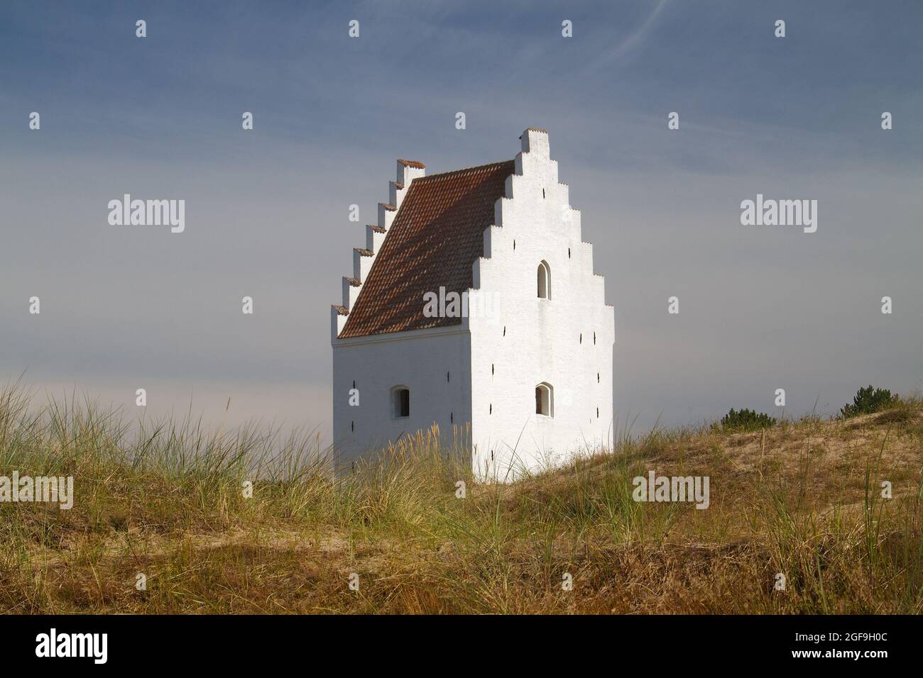 Tour blanche dans les dunes, l'église enfouie de sable, Skagen, Danemark Banque D'Images