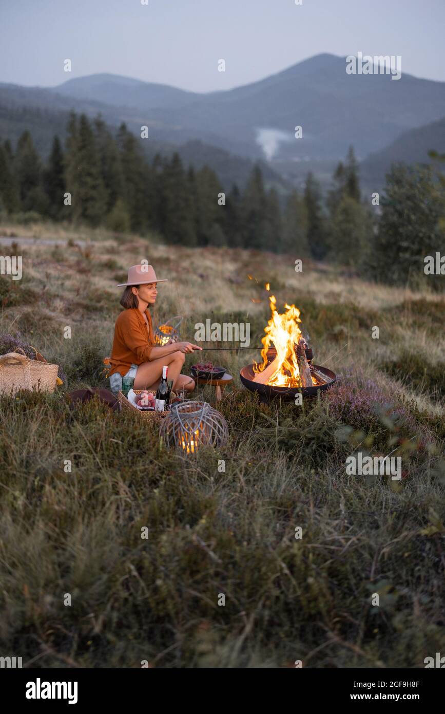 Femme au pique-nique dans les montagnes Banque D'Images