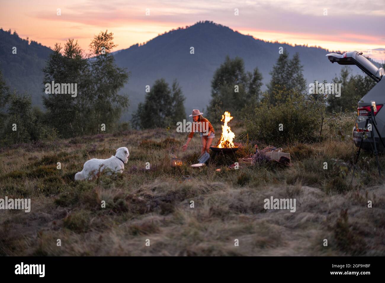 Femme au pique-nique dans les montagnes Banque D'Images