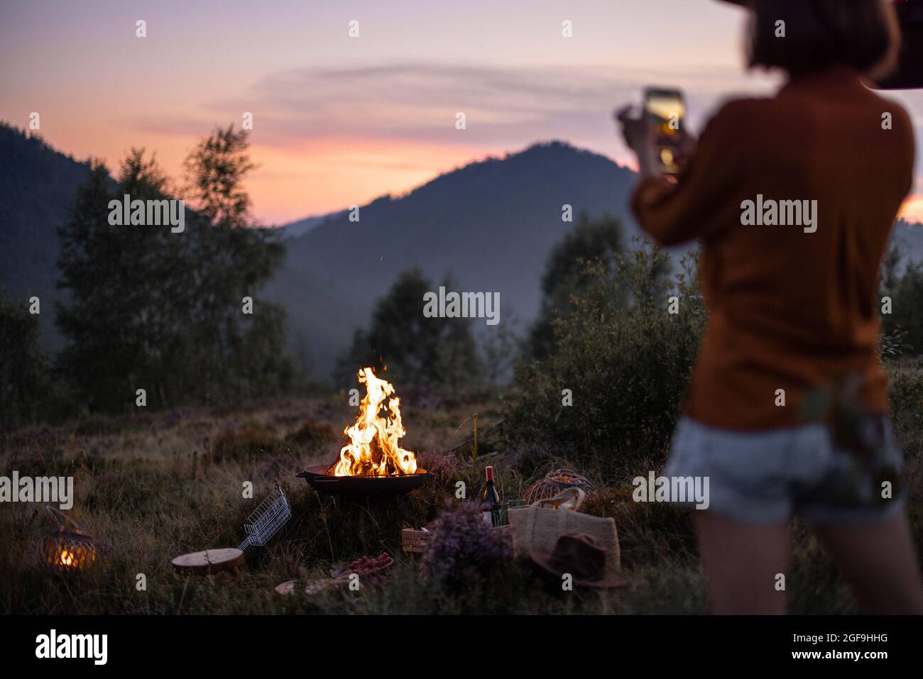 Femme au pique-nique dans les montagnes Banque D'Images