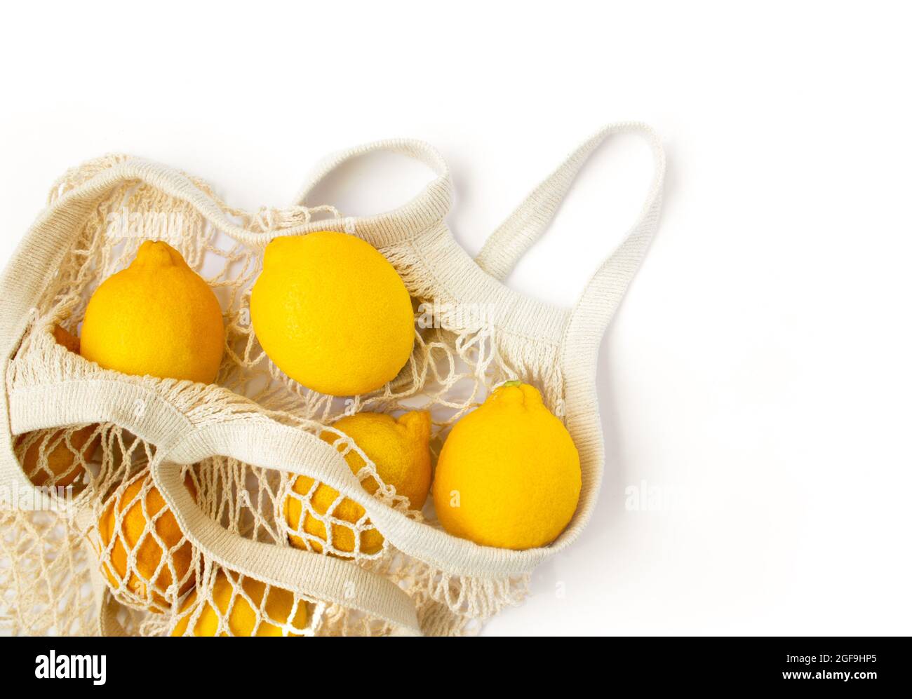 Vue de dessus Lemons dans un sac écologique sur un fond blanc isolé Banque D'Images