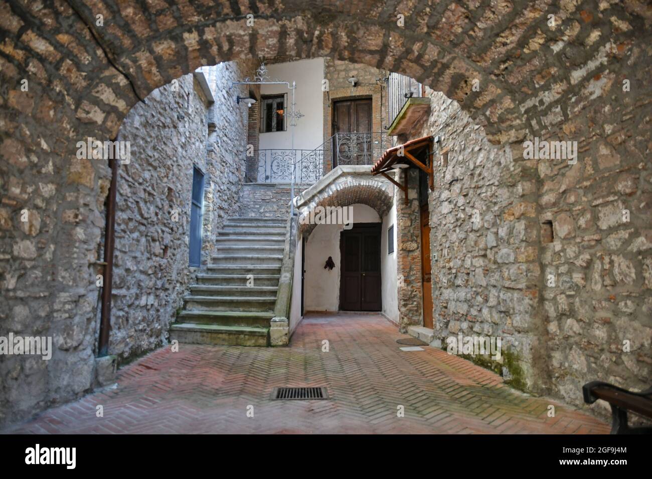 Entrée dans la cour d'une ancienne maison dans le centre historique d'une vieille ville de la province de Potenza, Italie. Banque D'Images