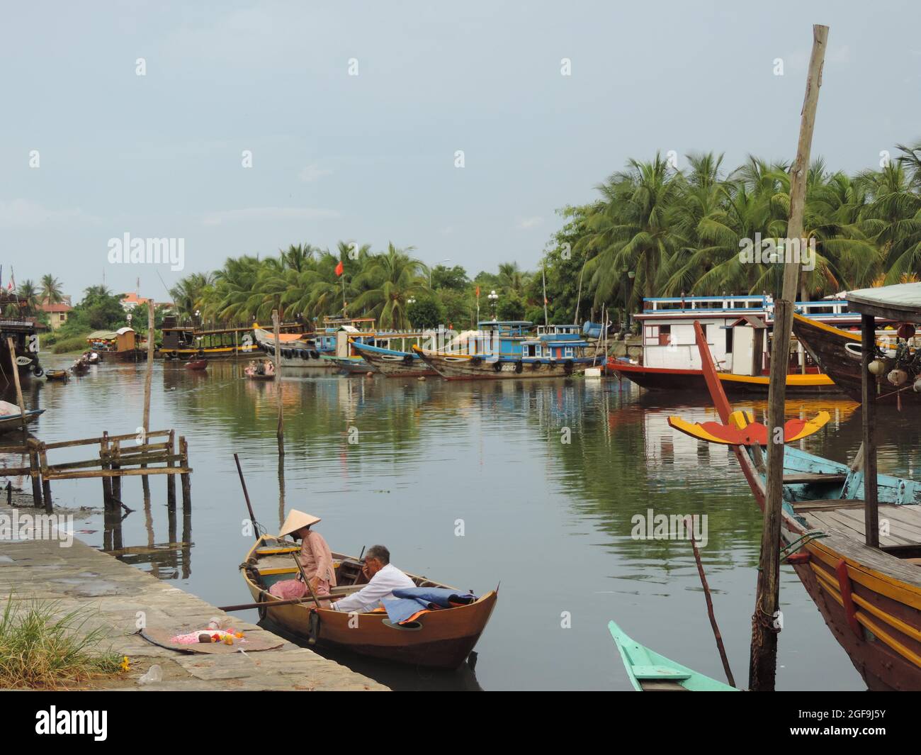pêcheurs sur un bateau de pêche à hoi an au vietnam Banque D'Images