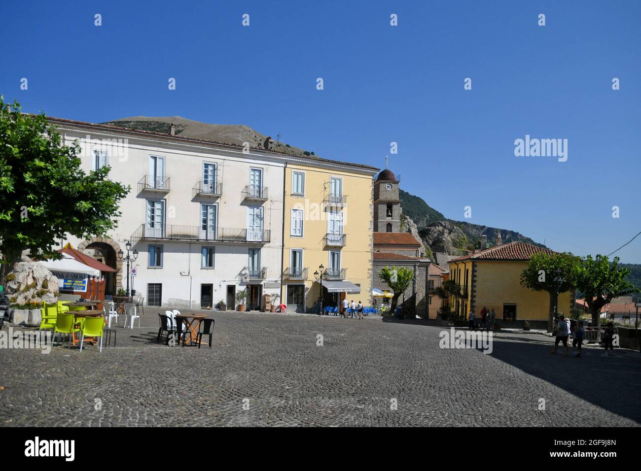 Castelsaraceno, Italie, 08/04/2021. La place principale d'une ville de montagne dans la province de Potenza. Certains touristes vont dans un café pour une pause. Banque D'Images