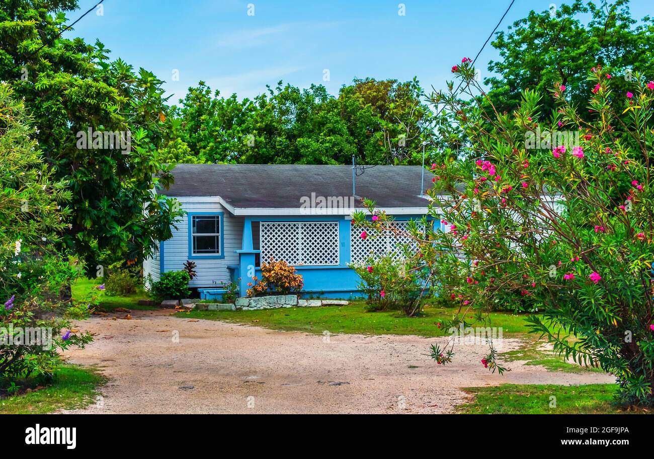 Grand Cayman, îles Caïman, juillet 2020, vue sur une maison pourpre dans George Town Banque D'Images