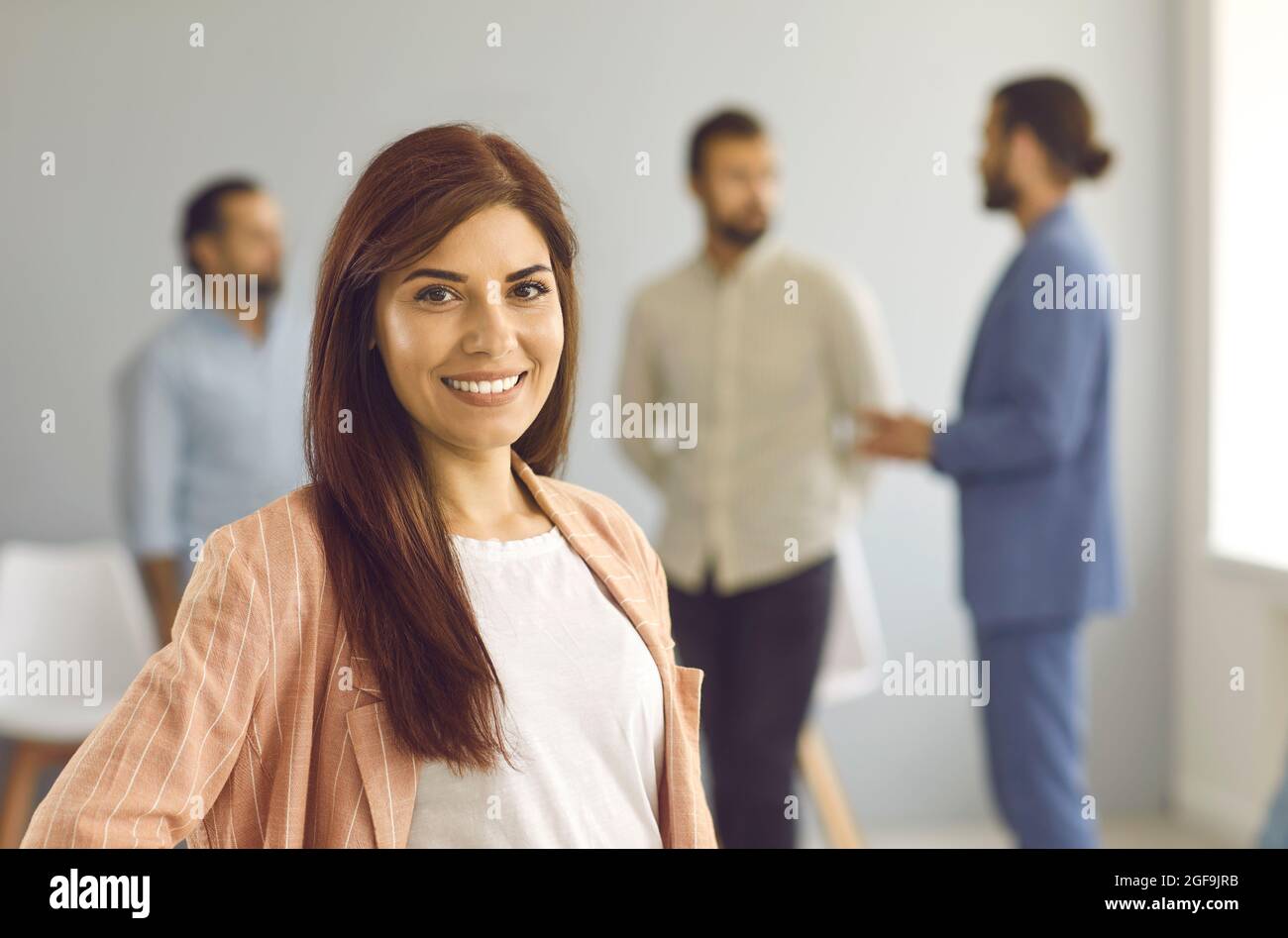 Portrait d'une jeune femme d'affaires prospère regardant l'appareil photo avec une expression confiante. Banque D'Images