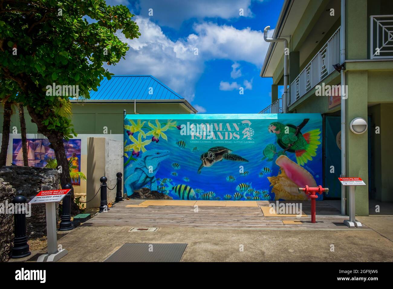 Grand Cayman, îles Caïmans, juillet 2020, vue sur une fresque accueillante à George Town Banque D'Images