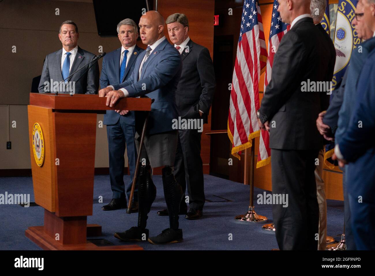 Washington, États-Unis. 24 août 2021. Brian Mast, (R-FL), flanqué de collègues membres républicains de la Chambre, prend la parole lors d'une conférence de presse sur l'évacuation de l'Afghanistan au Capitole des États-Unis à Washington, DC, le mardi 24 août 2021. Photo de Ken Cedeno/UPI crédit: UPI/Alay Live News Banque D'Images