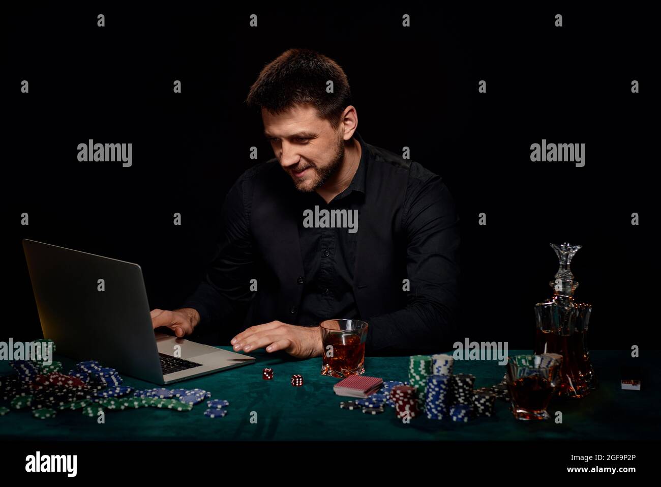 Joueur de casino barbu en ligne homme célébrant la victoire Banque D'Images
