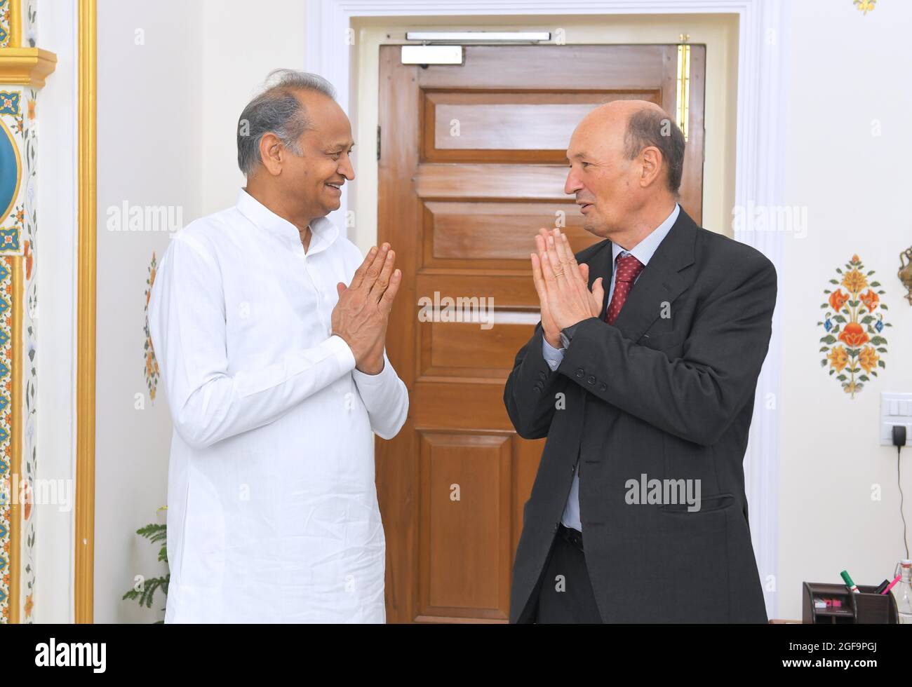 Jaipur, Inde, 24 août 2021: Le ministre en chef du Rajasthan, Ashok Gehlot, a discuté des possibilités de coopération mutuelle entre l'État et l'Argentine lors d'une réunion avec l'ambassadeur Hugo Xavier Gobbi. L'Ambassadeur a parlé des possibilités d'investissement dans des secteurs tels que l'agriculture, l'industrie, le tourisme et l'exploitation minière. Les entreprises argentines sont désireuse d'investir dans des domaines tels que la santé, les technologies de l'information, l'exploration du lithium et de l'argent dans l'exploitation minière et la fabrication de batteries pour les véhicules électriques. Crédit : Sumit Saraswat/Alay Live News Banque D'Images