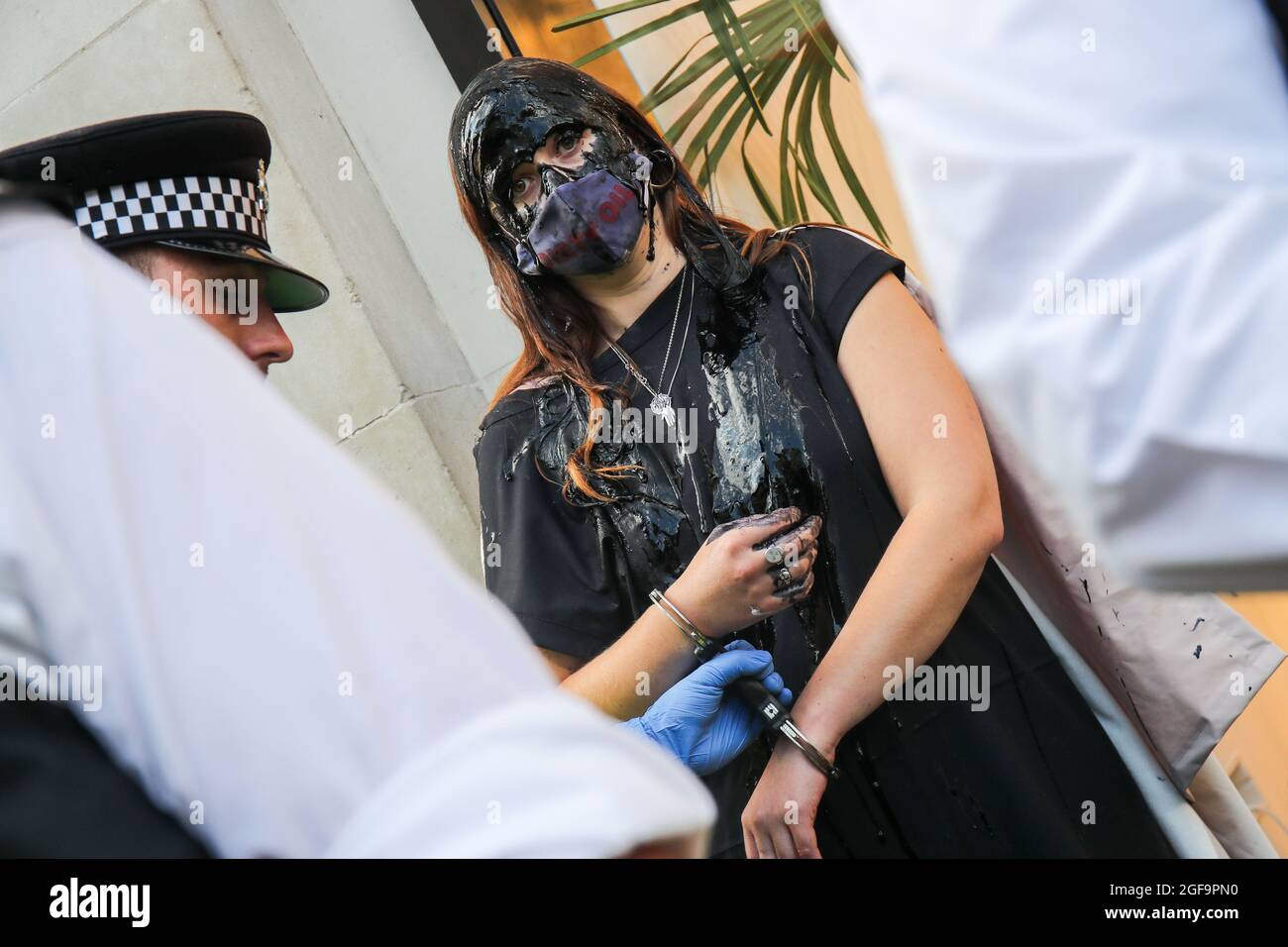 LONDRES, ANGLETERRE - AOÛT 24 2021, extinction les manifestants de la rébellion se collent et se versèrent de la fausse huile à l'extérieur de Selfridges dans Oxford Street le 2ème jour de l'extinction Rebellion prise de contrôle de Londres Banque D'Images