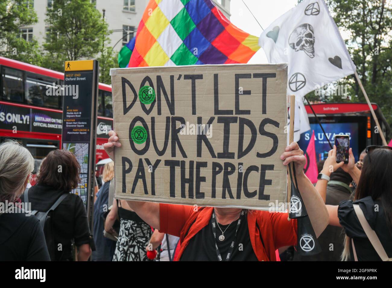 LONDRES, ANGLETERRE - 24 2021 AOÛT, extinction rébellion à l'extérieur de Selfridges dans Oxford Street le 2e jour de l'extinction Rebellion prise de contrôle de Londres Banque D'Images