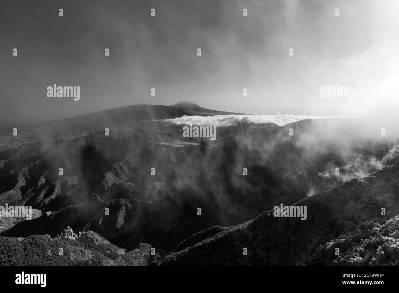 Paysage de montagne. Vue de la terrasse d'observation: Mirador Pico del Ingles. En arrière-plan volcan Teide. Ténérife, Îles Canaries, Espagne. Noir a Banque D'Images