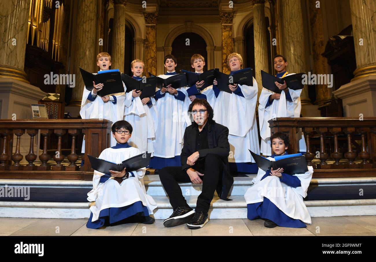 Tony Iommi ancien guitariste de Black Sabbath avec le chœur de la cathédrale St Philip's Cathedral, Birmingham. Photo de Sam Bagnall Banque D'Images