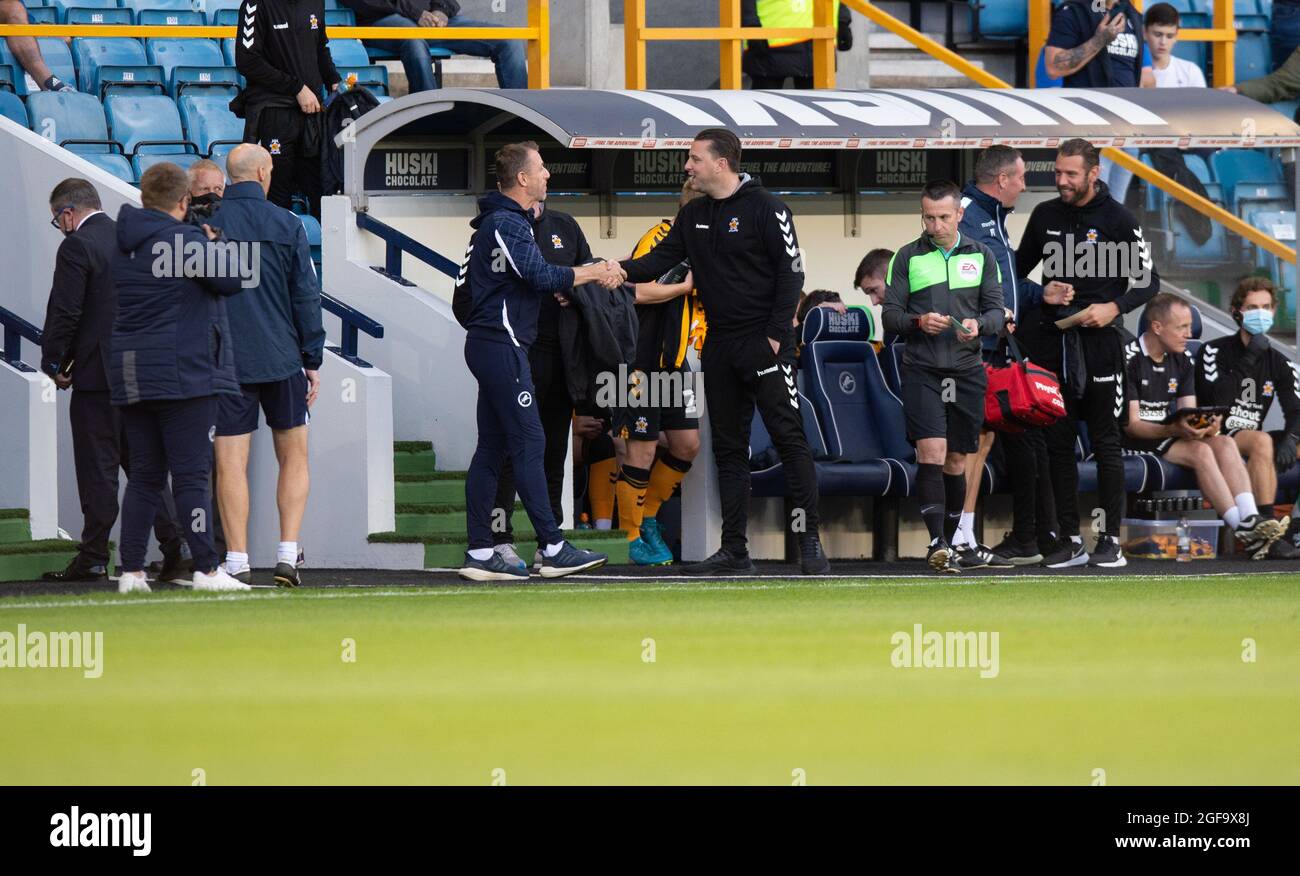 Londres, Royaume-Uni. 24 août 2021. Gary Rowett Directeur de Millwall (à gauche) serrer la main avec Mark Bonner Directeur de Cambridge United avant le match de la Carabao Cup entre Millwall et Cambridge United au Den, Londres, Angleterre, le 24 août 2021. Photo d'Alan Stanford/Prime Media Images. Crédit : Prime Media Images/Alamy Live News Banque D'Images